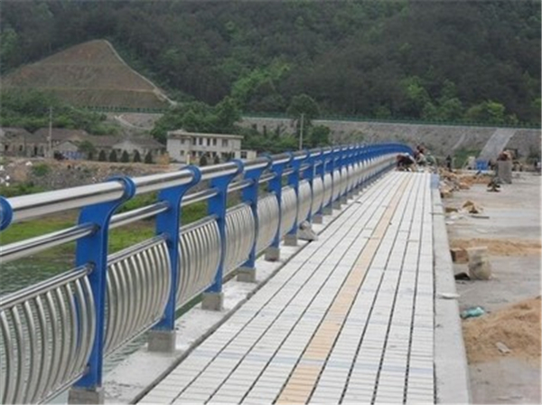 绥化不锈钢桥梁护栏的特性及其在现代建筑中的应用